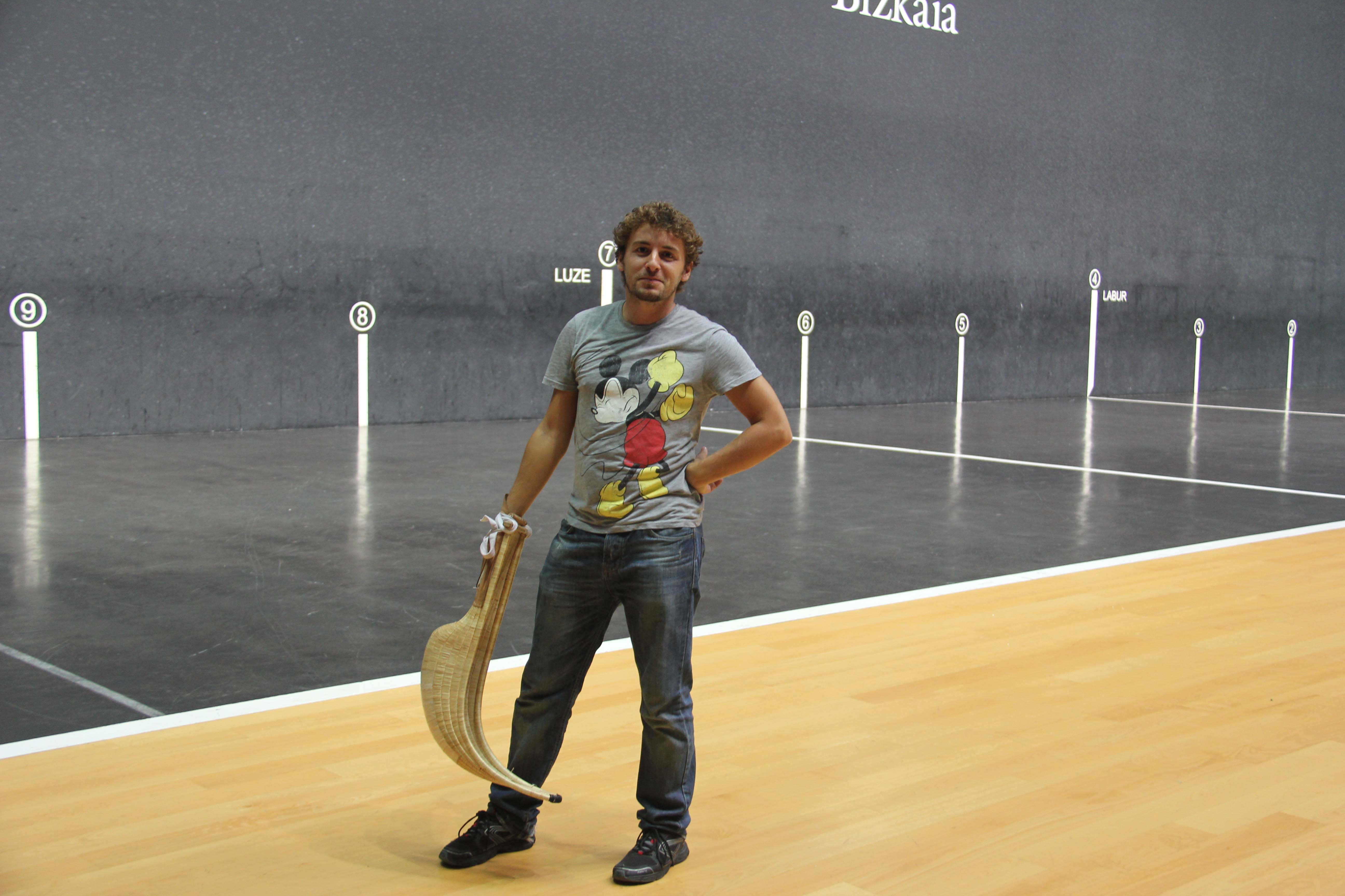 Participante posando con la cesta punta Participante posando con la cesta punta