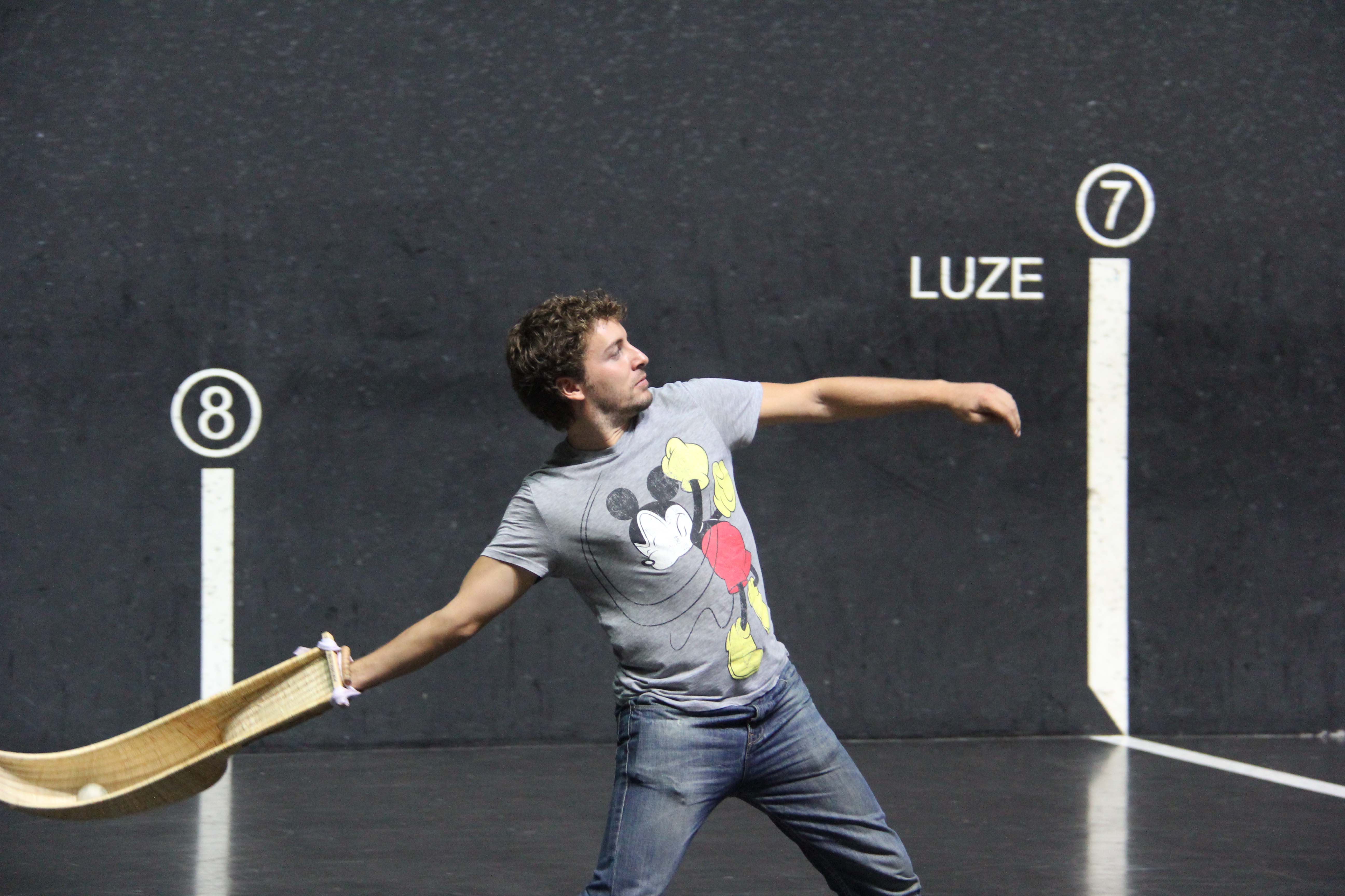 Participante practicando la cesta punta Participante practicando la cesta punta