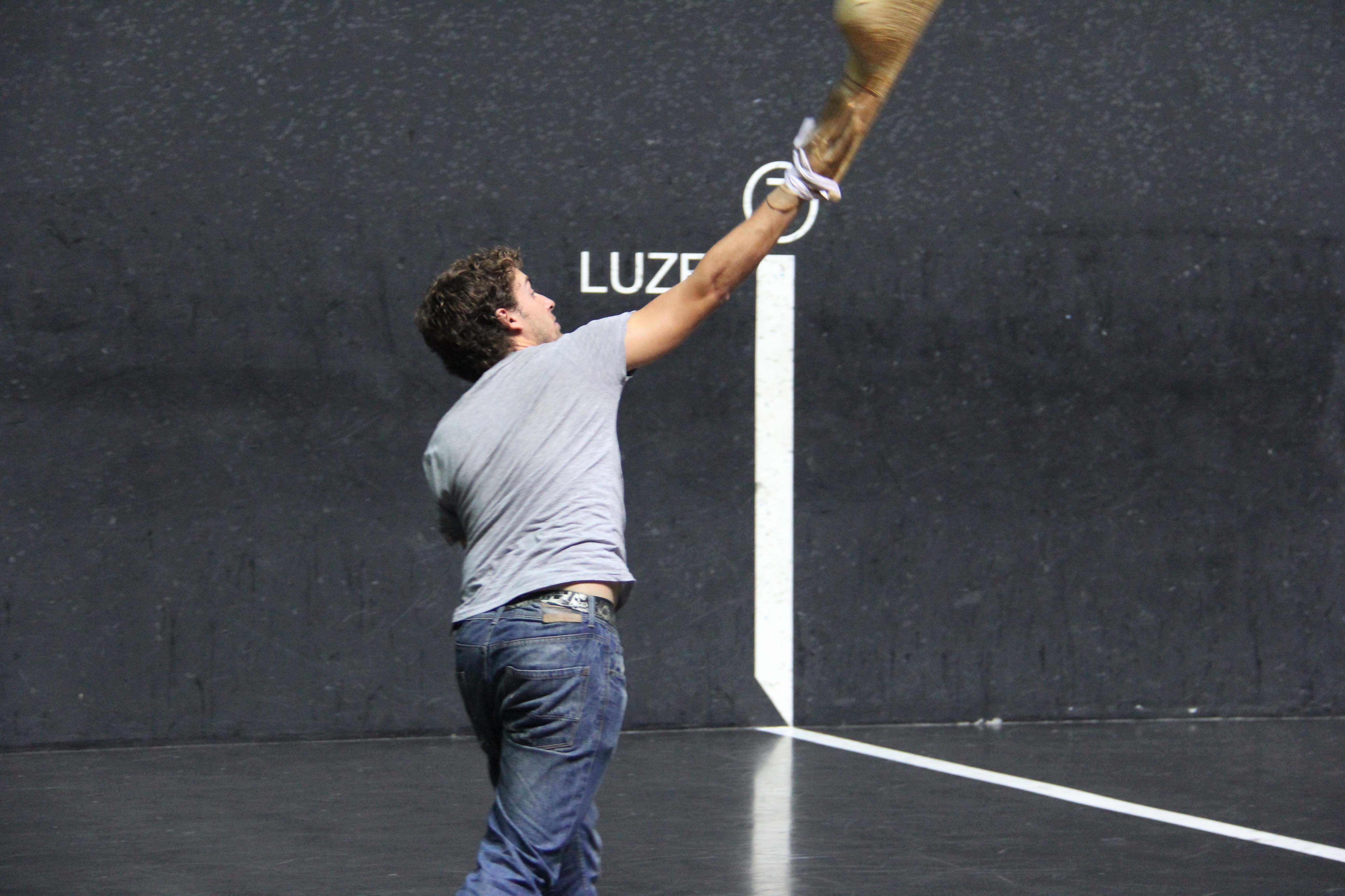 Participante practicando la cesta punta Participante practicando la cesta punta